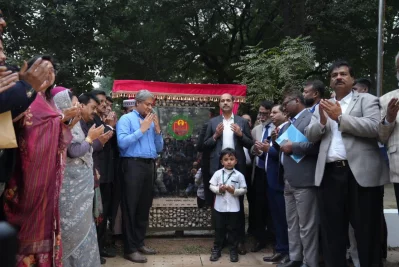 গুলশান-১ নম্বরে অবস্থিত শহীদ ডা. ফজলে রাব্বি পার্কের উদ্বোধন শেষে দোয়া-মোনাজাতে অংশ নেন ঢাকা উত্তর সিটির মেয়র মো. আতিকুল ইসলাম এবং তথ্য প্রতিমন্ত্রী মোহাম্মদ আলী আরাফাত। ছবি: ফেসবুক থেকে সংগৃহীত