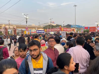 বইমেলায় পাঠকরা। ছবি: ইত্তেফাক