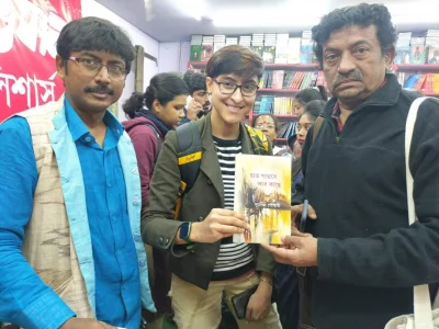 বইমেলায় পরিচালক গৌতম ঘোষ। ছবি: ইত্তেফাক