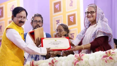 প্রধানমন্ত্রী শেখ হাসিনার কাছ থেকে পুরস্কার গ্রহণ করছেন কবি সাইফুল্লাহ মাহমুদ দুলাল | ছবি: সংগৃহীত 