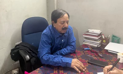 সাক্ষাৎকার দিচ্ছেন কবি সাইফুল্লাহ মাহমুদ দুলাল | ছবি: ইত্তেফাক
