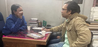 কবি সাইফুল্লাহ মাহমুদ দুলালের সাক্ষাৎকার নিচ্ছেন সাংবাদিক দীপংকর দীপক | ছবি: ইত্তেফাক