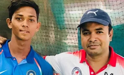 জয়সওয়াল ও কোচ জাওলা সিং। 
