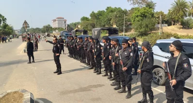 সীমান্ত এলাকায় সতর্ক অবস্থানে আইনশৃঙ্খলা বাহিনীর সদস্যরা। ছবি: ইত্তেফাক