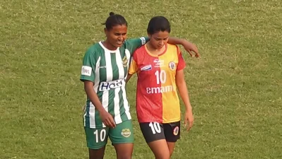 বাংলাদেশ নারী ফুটবল দলের দুই সদস্য সাবিনা খাতুন ও সানজিদা আক্তার। 