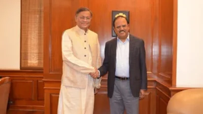 ভারতের জাতীয় নিরাপত্তা উপদেষ্টা অজিত দোভালের সঙ্গে পররাষ্ট্রমন্ত্রী হাছান মাহমুদ।