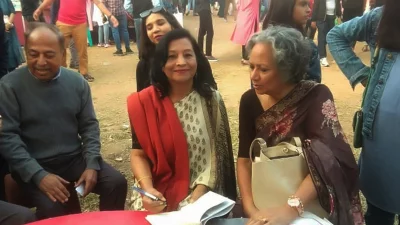 অটোগ্রাফ দিচ্ছেন লেখিকা নিলুফার আহমেদ | ছবি: ইত্তেফাক 