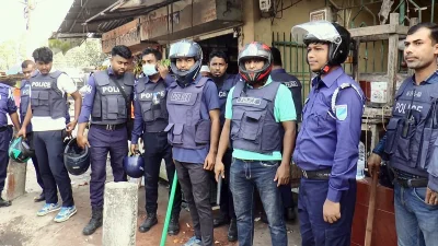 সংঘর্ষ থামাতে মাদারীপুর জেলা শহরে পুলিশ