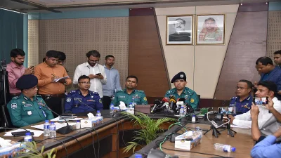 ডিএমপির সদর দপ্তরে সংবাদ সম্মেলনে বক্তব্য দেন ট্রাফিক বিভাগের অতিরিক্ত পুলিশ কমিশনার মো. মুনিবুর রহমানছবি: সংগৃহীত