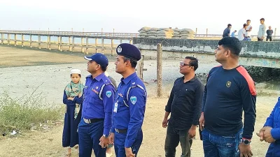 সীমান্তে সতর্ক পাহারায় আছে পুলিশও। ছবি: ইত্তেফাক