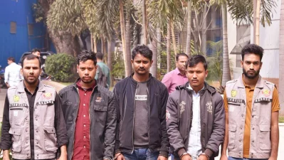 গ্রেপ্তারকৃত মো. শহিদুল ইসলাম মুন্না, মো. রাসেল খান, মোস্তাফিজুর রহমান, মো. আব্দুর রশিদ ও সোহেল চন্দ্র। 