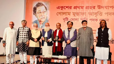 অনুষ্ঠান মঞ্চে অতিথি ও পদকপ্রাপ্তরা | ছবি : সংগৃহীত