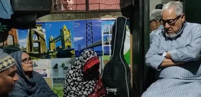 কারাবন্দি অবস্থায় মারা যাওয়া বিএনপি নেতা ইমতিয়াজ আহমেদ বুলবুলের বাসায় নজরুল ইসলাম খান | ছবি : সংগৃহীত