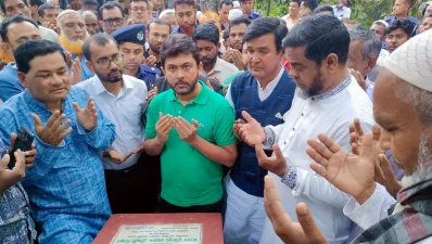 উন্নয়নকাজের ভিত্তিপ্রস্তর স্থাপনকালে মজিবুর রহমান চৌধুরী নিক্সন। ছবি: ইত্তেফাক
