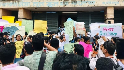 অভিযুক্ত শিক্ষকের বিরুদ্ধে তিনজন ছাত্রী লিখিত অভিযোগ করেছেন