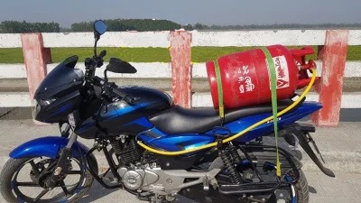 অকটেন-পেট্রোল চালিত মোটরসাইকেলে রান্নার অবৈধ গ্যাস সিলিন্ডার লাগানো হয়েছে 