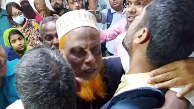 ছেলের লাশ শনাকের পর কান্নায় ভেঙে পড়েন মিনহাজের বাবা ওয়ালিউল্লাহ। ছবি: সংগৃহীত