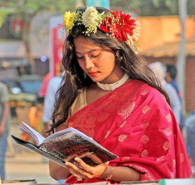 বই হাতে মগ্ন এক পাঠক | ছবি : ফোকাস বাংলা 
