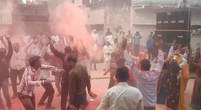 ভোটের ফল বেরনোর পরে গ্রামে আবির খেলা চলছে