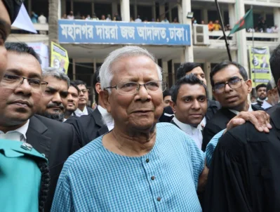 আদালত প্রাঙ্গণে ড. মুহাম্মদ ইউনূস। ছবি: আব্দুল গনি