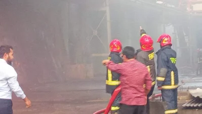 কর্ণফুলী উপজেলায় এস আলম রিফাইন্ড সুগার মিলে ভয়াবগ আগুন। ছবি: ইত্তেফাক