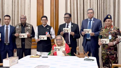 ঐতিহাসিক ৭ মার্চ উপলক্ষে গণভবনে স্মারক ডাকটিকিট উদ্বোধন করছেন প্রধানমন্ত্রী