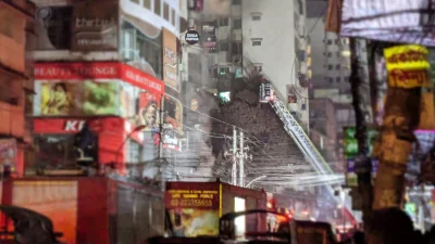 দুর্ঘটনার সেই রাতে। ফায়ার সার্ভিসের এই মই ব্যবহার করেই ছাদ থেকে বহু মানুষকে উদ্ধার করা হয়েছে। ছবি: ইত্তেফাক