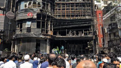 দুর্ঘটনার পরদিন শুক্রবার সকালে। আইনশৃঙ্খলাবাহিনীর সদস্যরা আলামত সংগ্রহ করছেন। পুড়ে যাওয়া ভবন দেখতে এসেছেন এলাকার মানুষ। ছবি: ইত্তেফাক