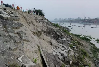 অবৈধ উপায়ে নদী খনন করায় ধসে গেছে সড়ক। ছবি: ইত্তেফাক