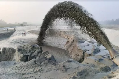 অবৈধভাবে উত্তোলন করা বালুর স্তূপ। ছবি: ইত্তেফাক