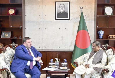 পররাষ্ট্রমন্ত্রীর সঙ্গে বৈঠকে বেলারুশের পররাষ্ট্র বিষয়ক উপমন্ত্রী ইয়েভগেনি শেস্তাকভ। ছবি: সংগৃহীত
