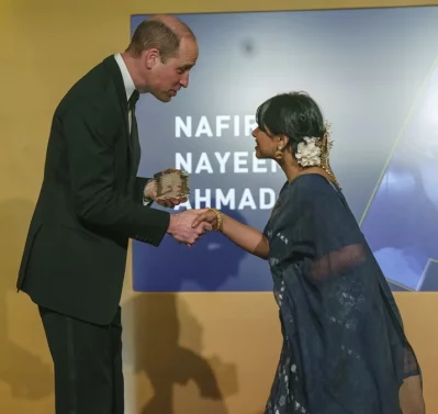 নাফিরা নাঈম আহমদকে অ্যাওয়ার্ড তুলে দিচ্ছেন প্রিন্স উইলিয়াম। ছবি: এপি