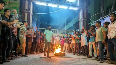 জগন্নাথ বিশ্ববিদ্যালয়ের শিক্ষার্থী ফাইরুজ অবন্তিকার মৃত্যুর ঘটনায় দোষীদের শাস্তি চেয়ে বিক্ষোভ করছে সহপাঠী ও সাধারণ শিক্ষার্থীরা।