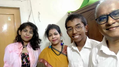 পরিবারের সঙ্গে ফাইরুজ সাদাফ অবন্তিকা। 