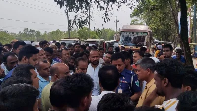 দুর্ঘটনার পর সিলেট-তামাবিল মহাসড়ক অবরোধ করে রাখেন স্থানীয়রা