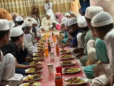 এতিমখানায় ইফতার করছেন জেলা আওয়ামী লীগের সাধারণ সম্পাদক নোমান বখত পলিন। ছবি: ইত্তেফাক