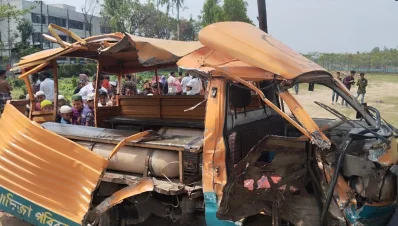 লেগুনা ও পিকআপভ্যানের মুখোমুখি সংঘর্ষে ৪ জন নিহত হয়েছেন। ছবি: ইত্তেফাক