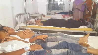 হাসপাতালে ভর্তি অসুস্থ শিক্ষার্থীরা। ছবি: ইত্তেফাক