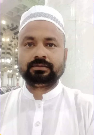 গ্রামে স্কুল প্রতিষ্ঠার কথা বলে হাজী হয়েছেন বাচ্চু। ছবি: ইত্তেফাক