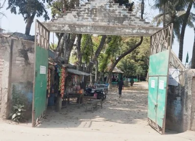 তাড়াশ উপজেলা দলিল লেখক অফিস। ছবি: ইত্তেফাক