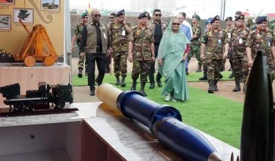 প্রধানমন্ত্রী শেখ হাসিনা সমরাস্ত্র প্রদর্শনী উদ্বোধন শেষে ঘুরে দেখেন। ছবি: ফোকাস বাংলা