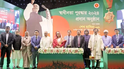 প্রধানমন্ত্রী শেখ হাসিনার সঙ্গে স্বাধীনতা পুরস্কার পাওয়া ব্যক্তিগণ। ছবি: ফোকাস বাংলা