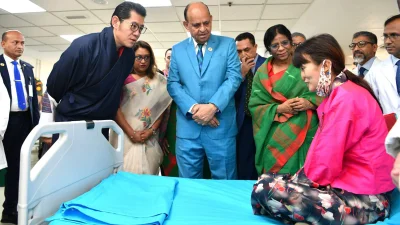 ইনস্টিটিউট পরিদর্শন করছেন ভুটানের রাজা জিগমে খেসার নামগিয়েল ওয়াংচুক ও বিশ্ব স্বাস্থ্য সংস্থার দক্ষিণ-পূর্ব এশিয়ার আঞ্চলিক পরিচালক সায়মা ওয়াজেদ। এসময় উপস্থিত ছিলেন স্বাস্থ্যমন্ত্রী ডা. সামন্ত লাল সেন | ছবি: সংগৃহীত
