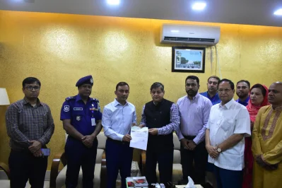  ঢাকাস্থ ব্রাহ্মণবাড়িয়া জেলা সমিতির পক্ষ থেকে দুস্থ ও দরিদ্রদের মধ্যে ঈদ সামগ্রী বিতরণের জন্য ৯ লাখ টাকার চেক হস্তান্তর করছেন মন্ত্রী।