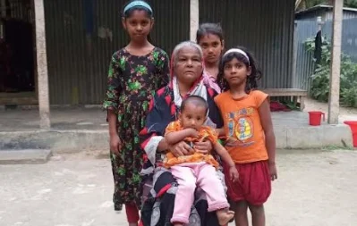 নাতি নাতনিদের সঙ্গে বীর মুক্তিযোদ্ধা ফাতেমা খাতুন। ছবি: ইত্তেফাক