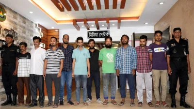 মোবাইল চুরি-ছিনতাই ও আইএমইআই পরিবর্তন বিক্রি করে আসা পৃথক চারটি চক্রের ২০ সদস্যকে আটক করেছে র&zwnj;্যাব