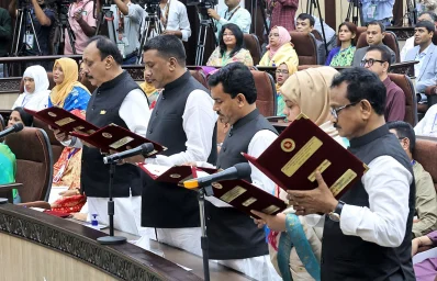 পাঁচ জেলা পরিষদ চেয়ারম্যানের শপথগ্রহণ। ছবি: ফোকাস বাংলা
