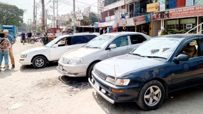 এসব গাড়িতে অবৈধভাবে যেখানে-সেখানে ঘুরে বেড়ায় রুশ নাগরিকরা। ছবি: ইত্তেফাক