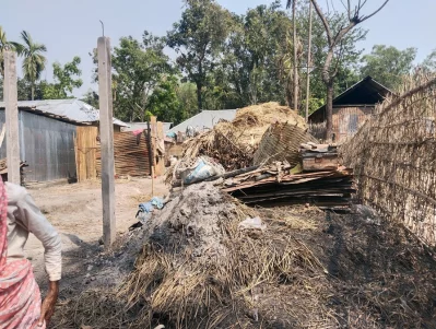 ঠাকুরগাঁও সদরের আখানগর মধ্য ঝাড়গাঁ গ্রামে সম্প্রতি আগুনে ৩১ পরিবারের ঘর পুড়ে যায়