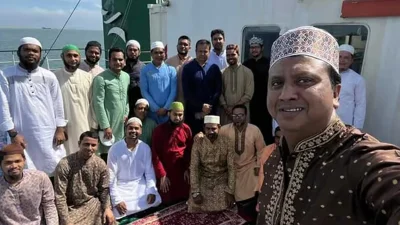 ঈদের নামাজ শেষে সেলফি তোলার এই ছবি শেয়ার করেছেন জাহাজের চিফ অফিসার মাহফুজুর রহমান টিটু।